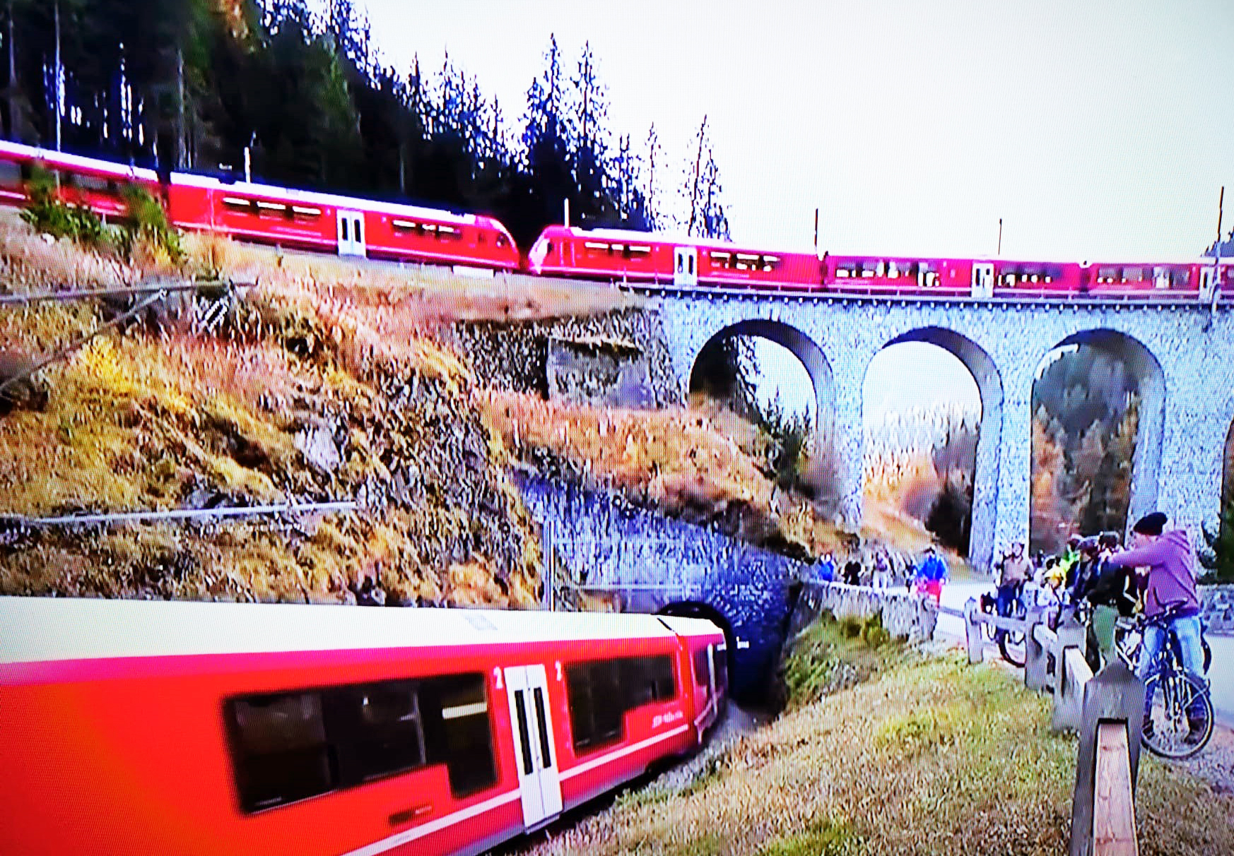 Record in Svizzera: un treno passeggeri lungo quasi 2 Km