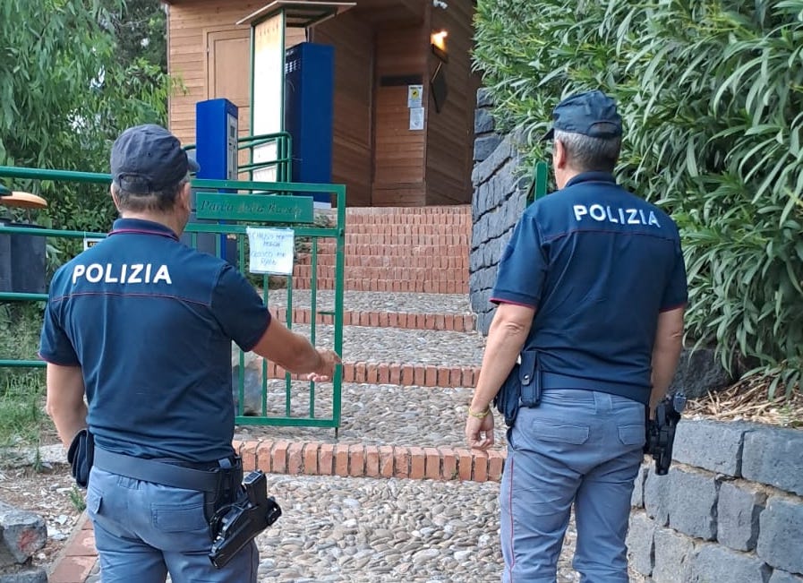 Tra i cinghiali e sotto il temporale: terrore per 2 turiste siciliane, salvate dalla polizia Tra i cinghiali e sotto il temporale: terrore per 2 turiste siciliane, salvate dalla polizia