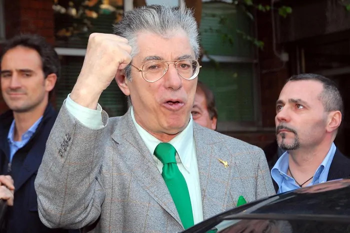 Lega, Bossi: “Sto bene, ci vediamo a Giovenzano”