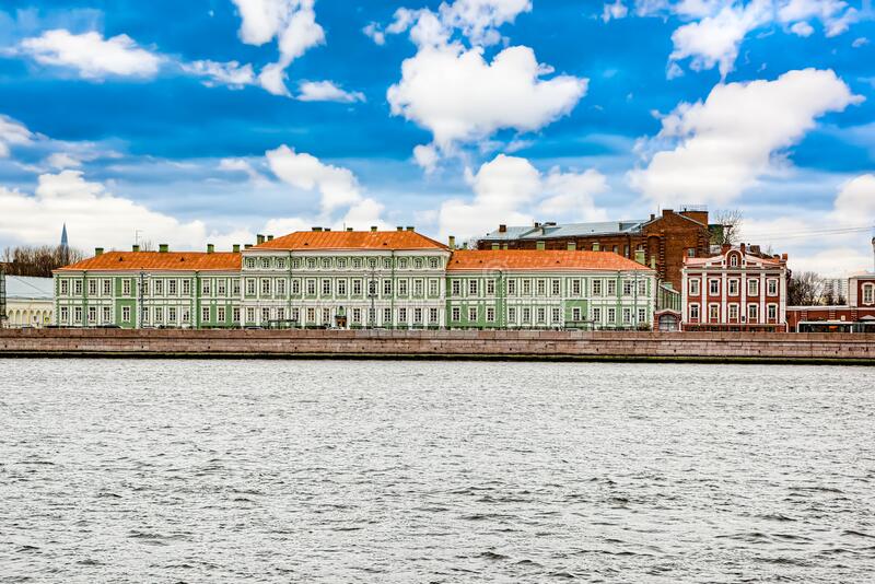 Russia, prof universitario licenziato per sue posizioni contro la guerra: le studentesse lo applaudono