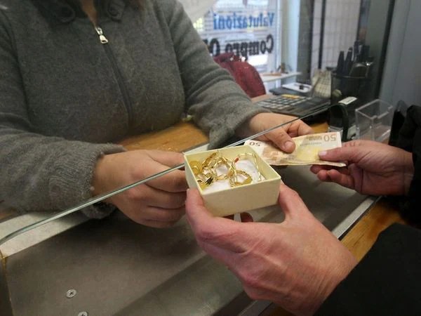 Energia, boom vendite gioielli ai ‘Compro Oro” per pagare le bollette: +30% italiani ci vanno