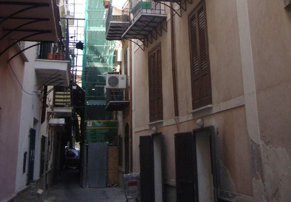 Palazzina pericolante in un quartiere di Palermo: strada transennata