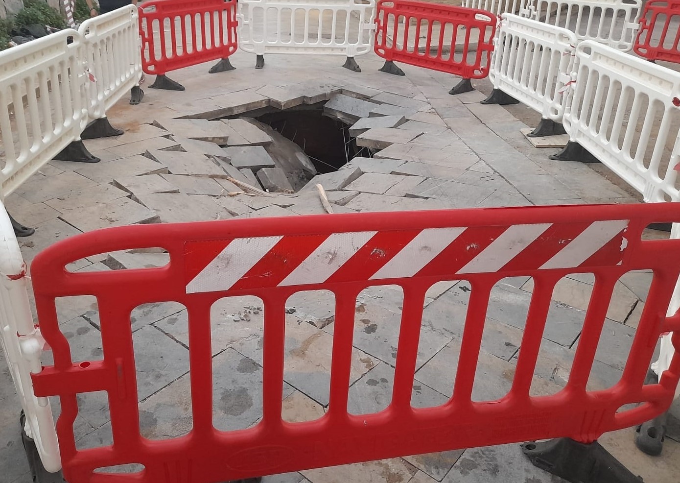 Bagheria, autopompa di calcestruzzo crea voragine: strada transennata