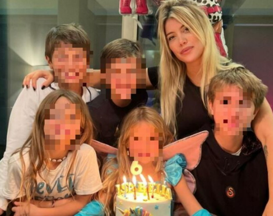Wanda Nara e Mauro Icardi insieme alla festa di Isabella: foto sorridenti al compleanno della figlia Wanda Nara e Mauro Icardi insieme alla festa di Isabella: foto sorridenti al compleanno della figlia