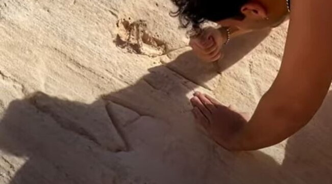 Canarie, influencer italiano incide su reperti fossili di 300 mila anni fa a Fuerteventura Canarie, influencer italiano incide su reperti fossili di 300 mila anni fa a Fuerteventura