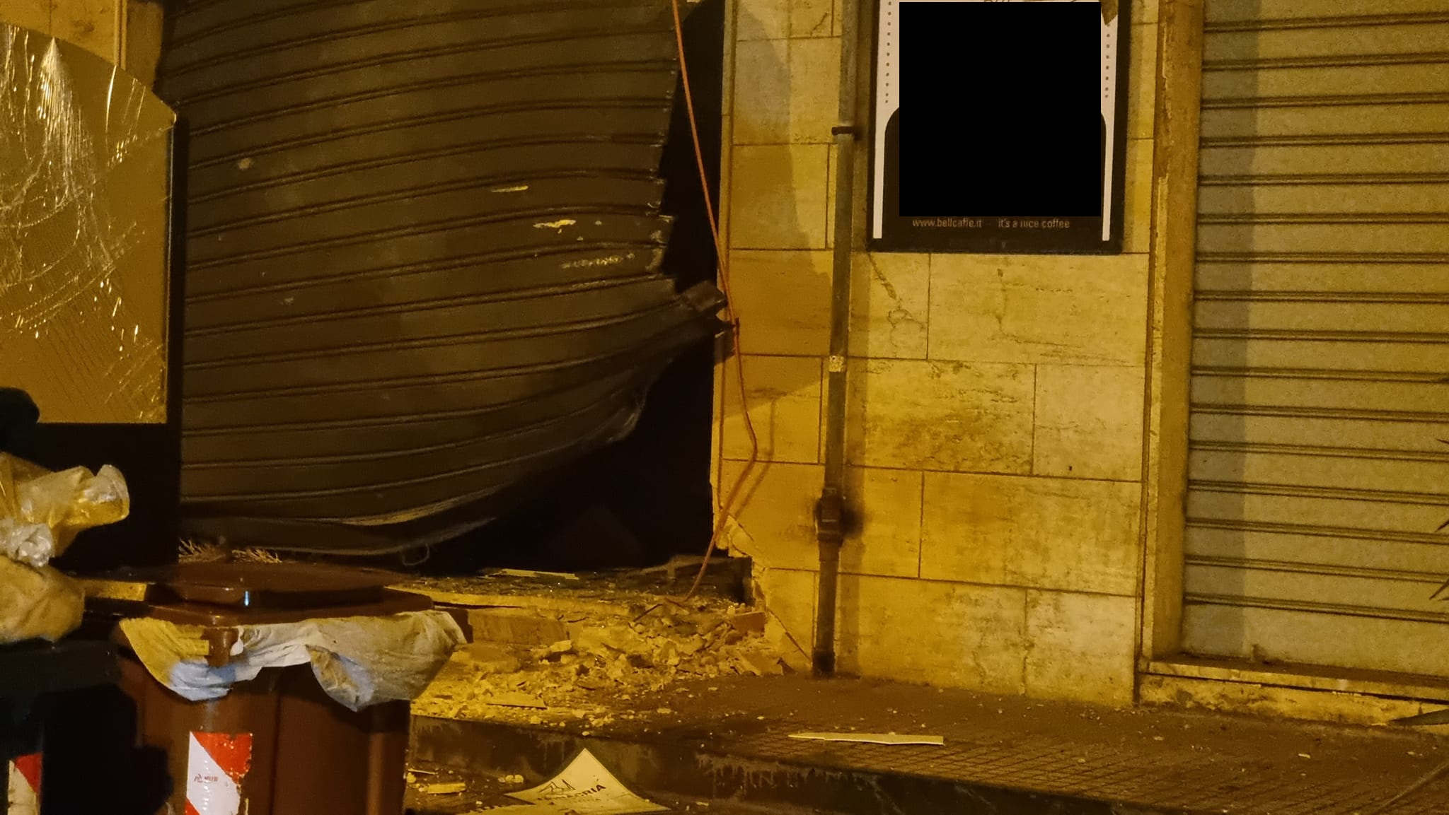 Siracusa, bomba esplode davanti al bar: torna l’incubo racket