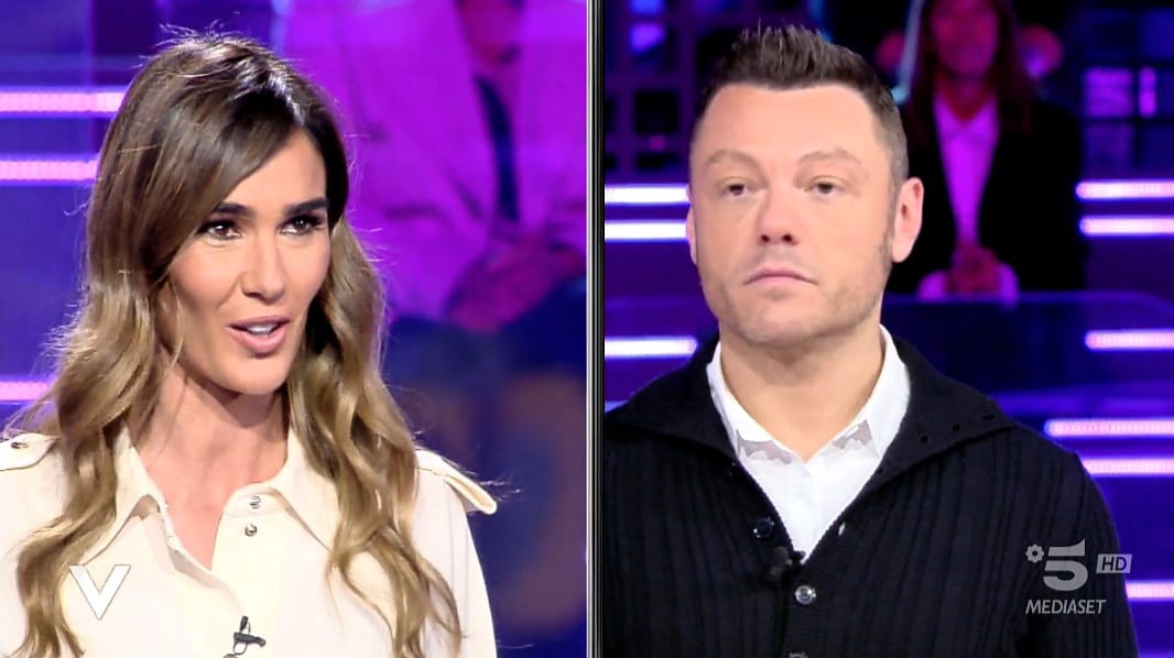 Silvia Toffanin e Tiziano Ferro fanno irruzione da Gerry Scotti: la sfida a “Caduta Libera”