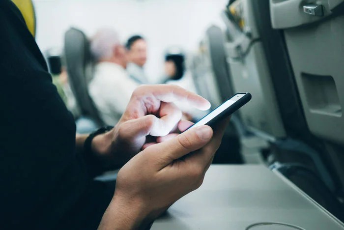 Commissione Europea: addio alla “modalità aereo”, sì al 5G in volo
