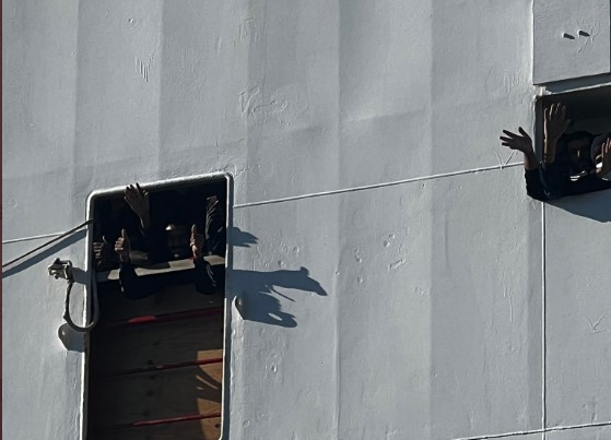 Migranti, tra politica e umanità: il “botta e risposta” mentre in mare continua il dramma