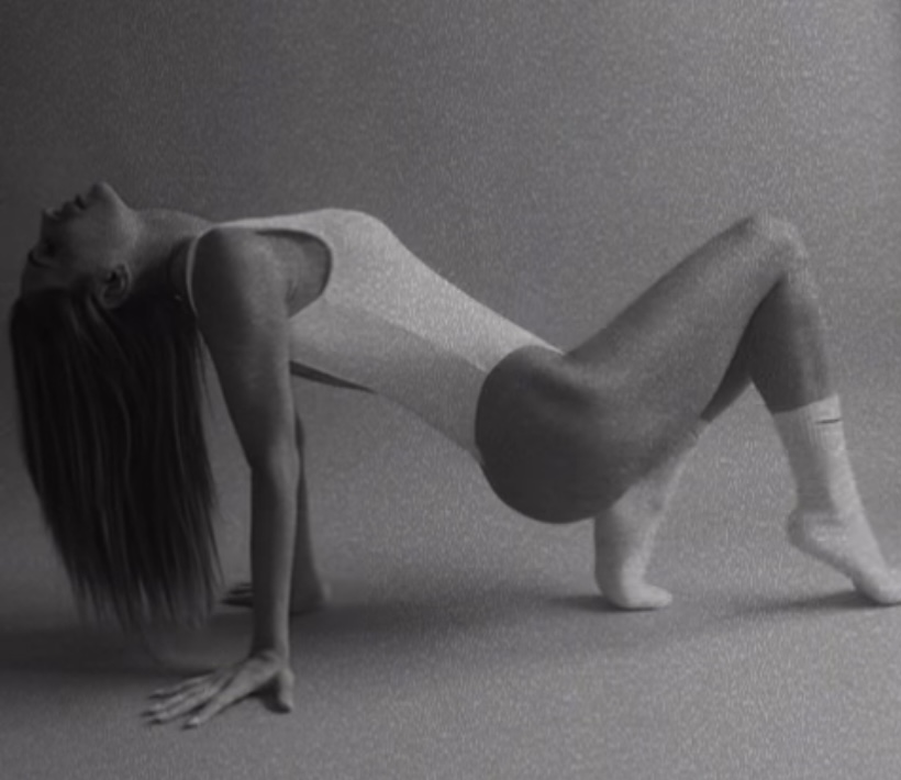 Anna Tatangelo, le foto della rinascita: sorrisi e pose seducenti dopo lutti e sofferenze