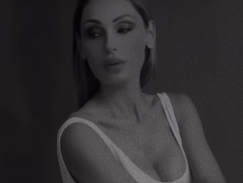 Anna Tatangelo, le foto della rinascita: sorrisi e pose seducenti dopo lutti e sofferenze