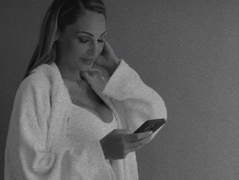 Anna Tatangelo, le foto della rinascita: sorrisi e pose seducenti dopo lutti e sofferenze