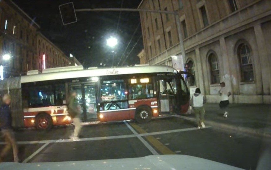 “L’autista fantasma”, autobus parte senza conducente e si schianta contro semaforo