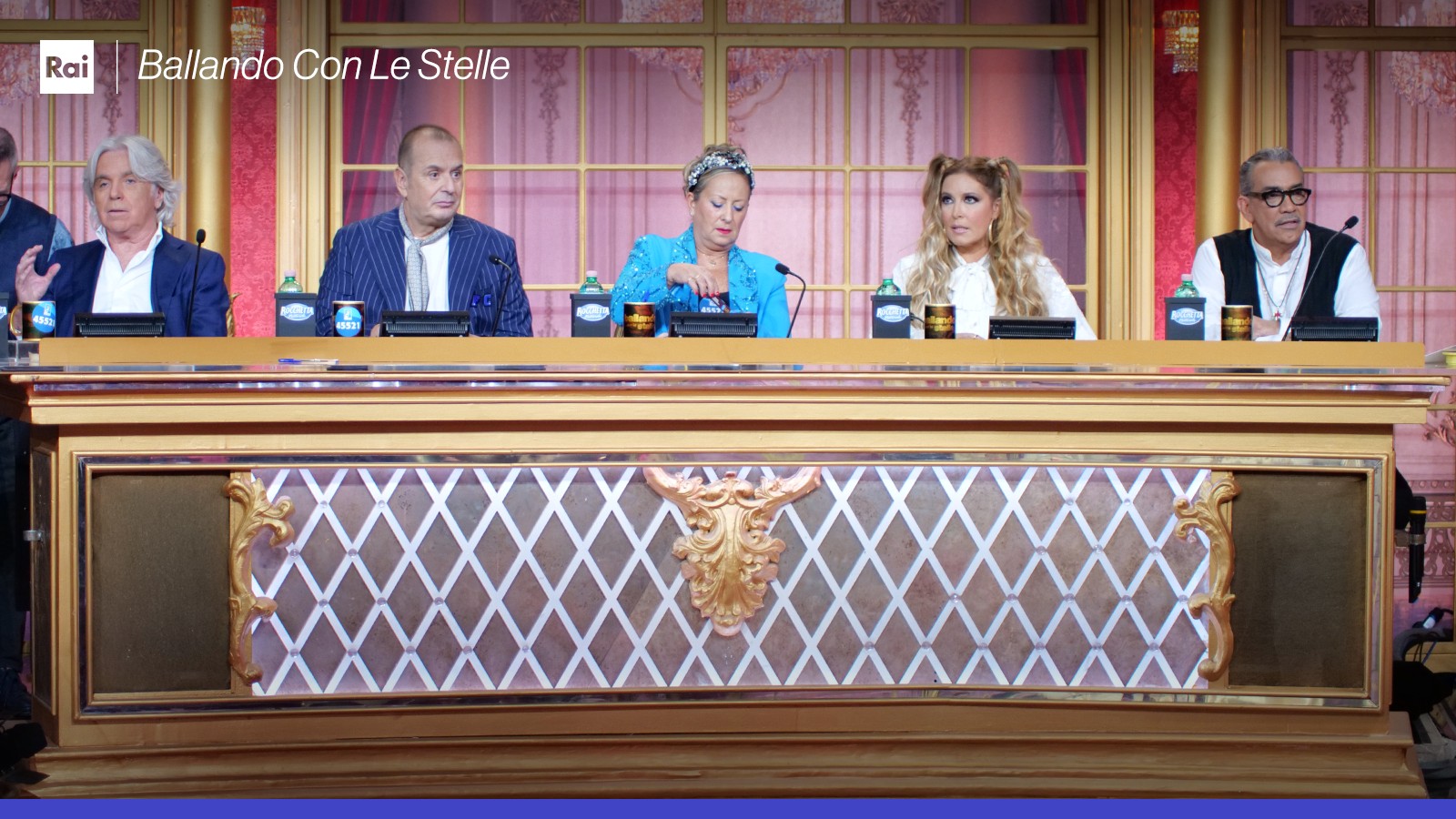 Ballando con le stelle 2022, due le coppie eliminate e una ritirata nella sesta puntata: chi sono