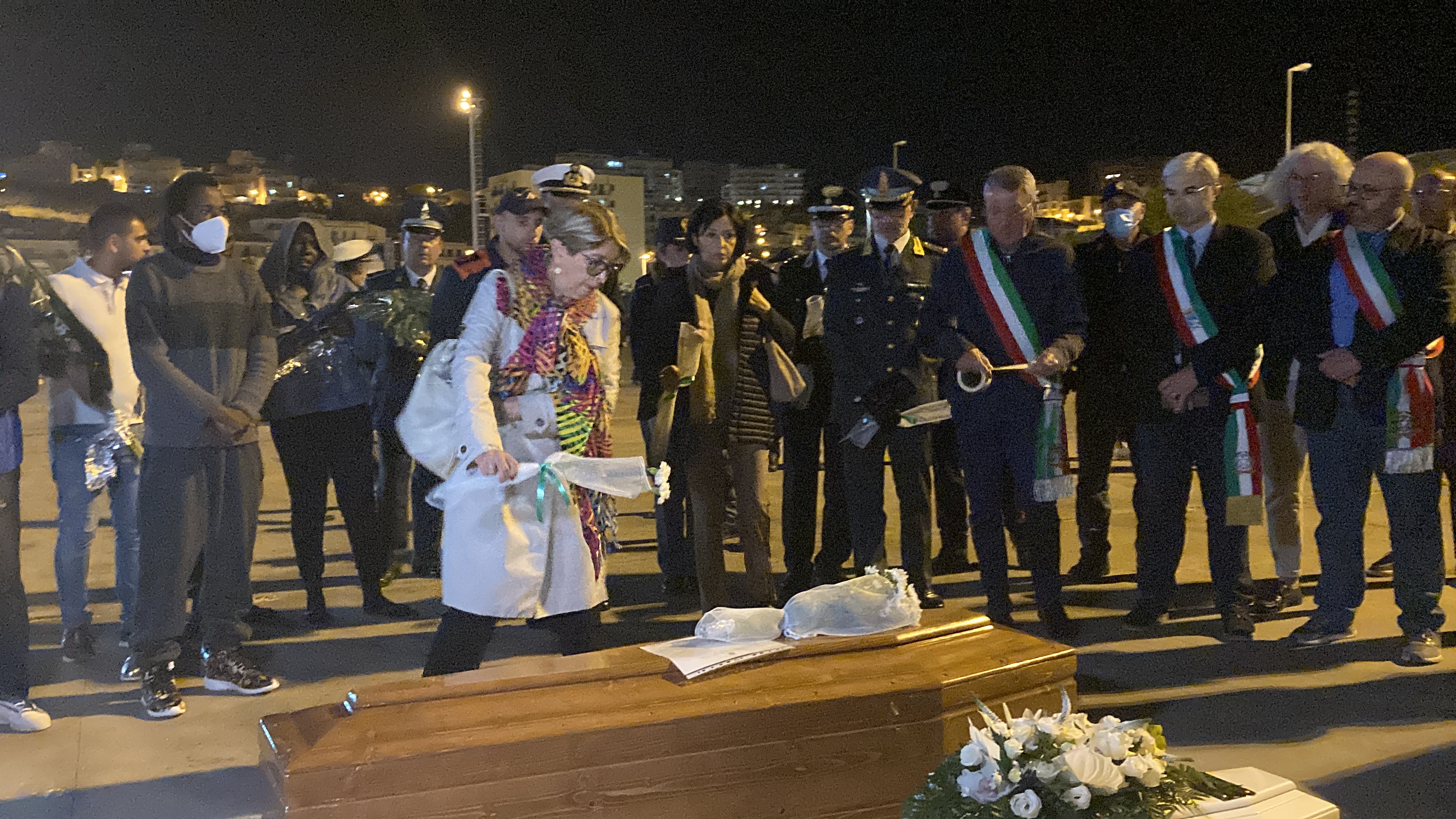 Porto Empedocle accoglie le cinque bare dei migranti: quattro sono di bimbi – VIDEO