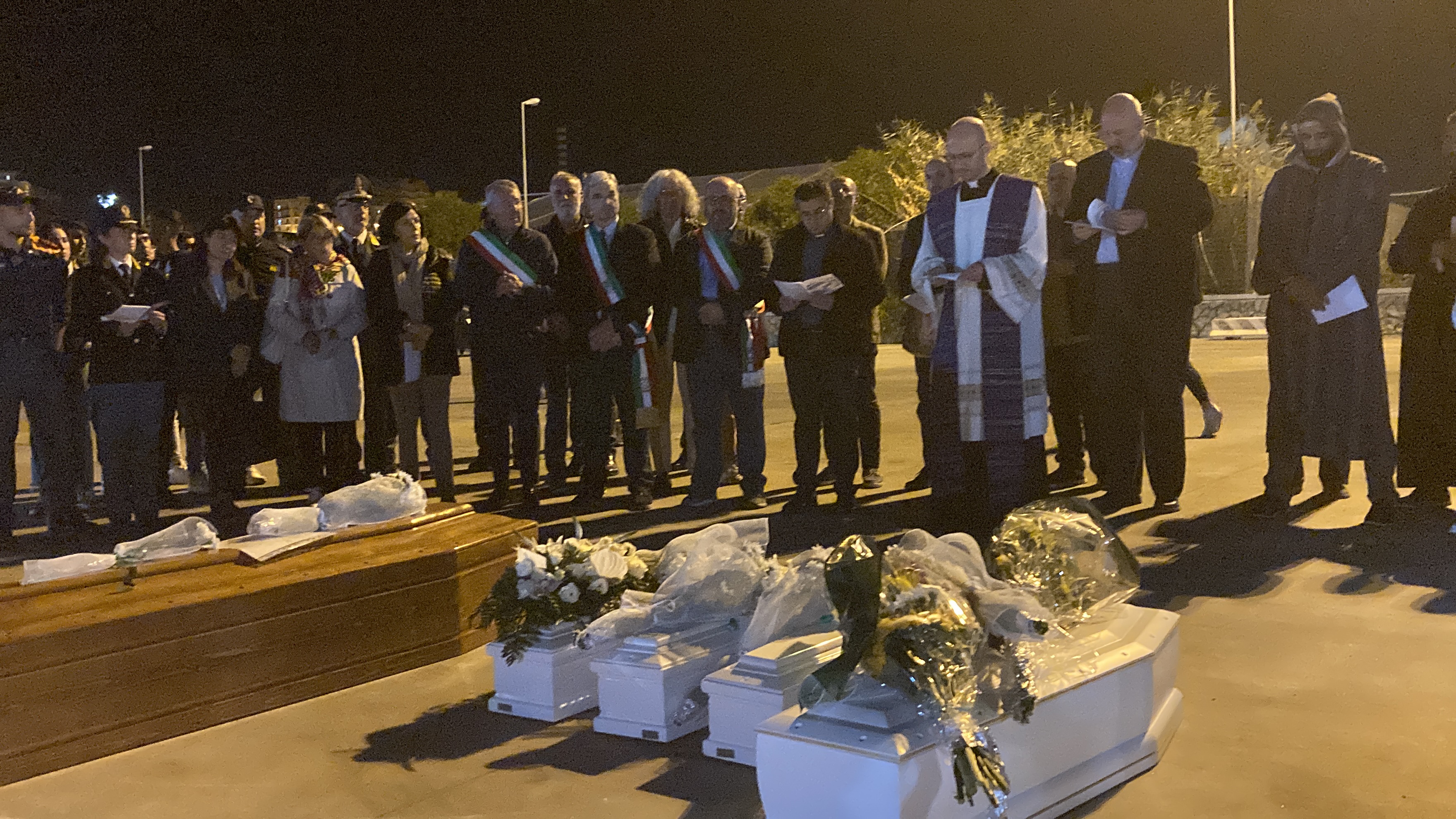 Porto Empedocle accoglie le cinque bare dei migranti: quattro sono di bimbi – VIDEO