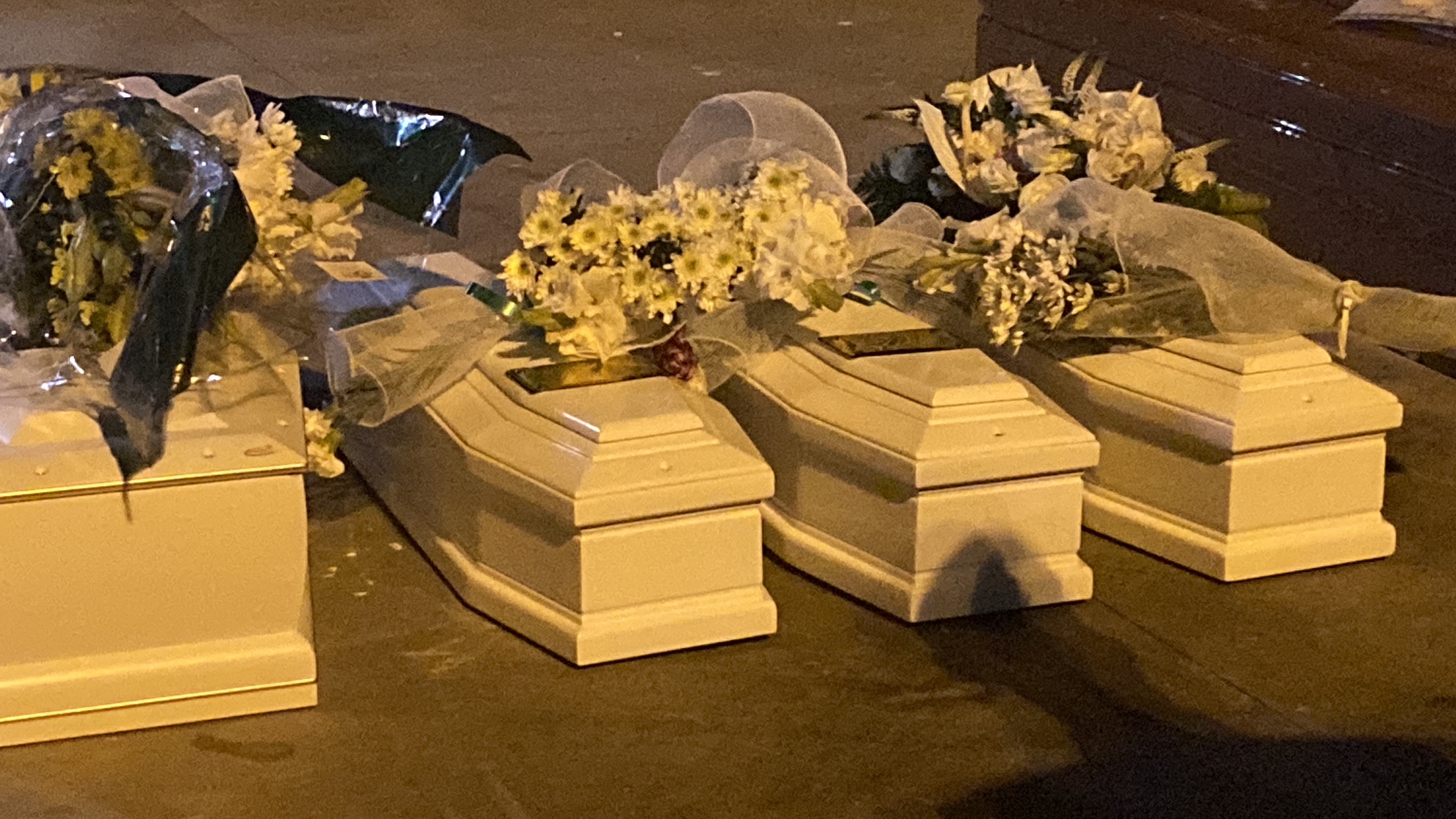 Porto Empedocle accoglie le cinque bare dei migranti: quattro sono di bimbi – VIDEO