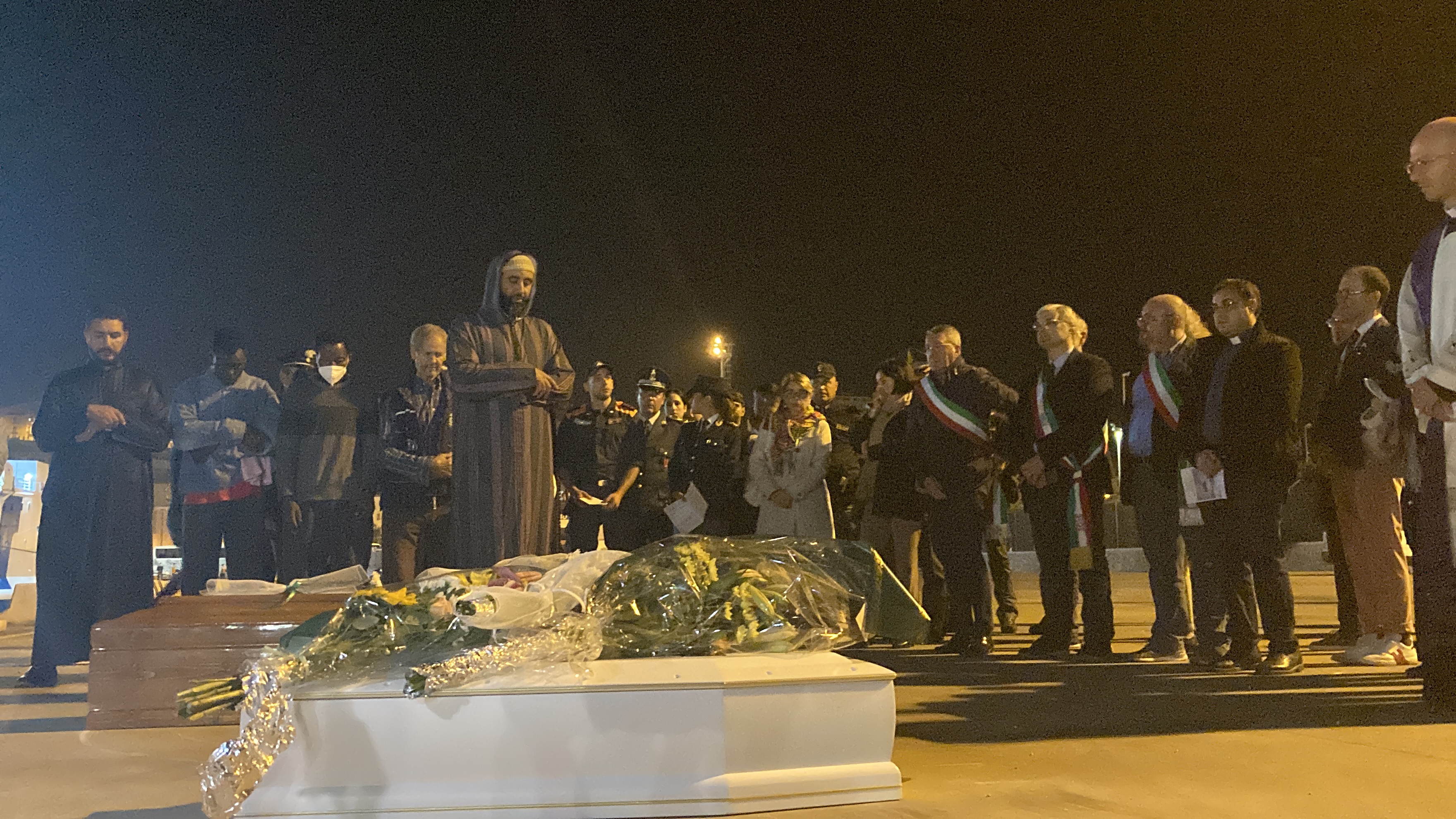 Porto Empedocle accoglie le cinque bare dei migranti: quattro sono di bimbi – VIDEO