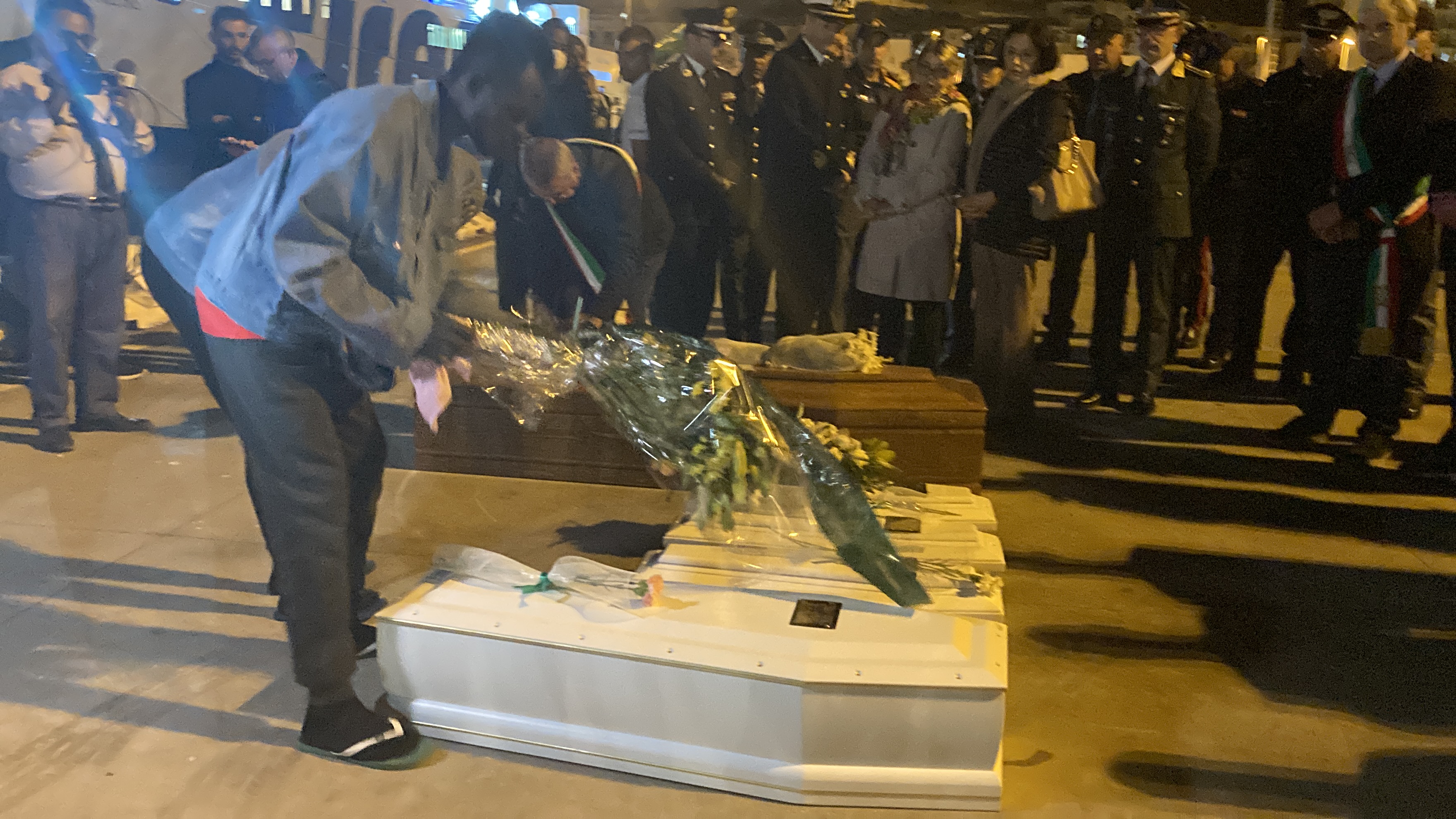 Porto Empedocle accoglie le cinque bare dei migranti: quattro sono di bimbi – VIDEO