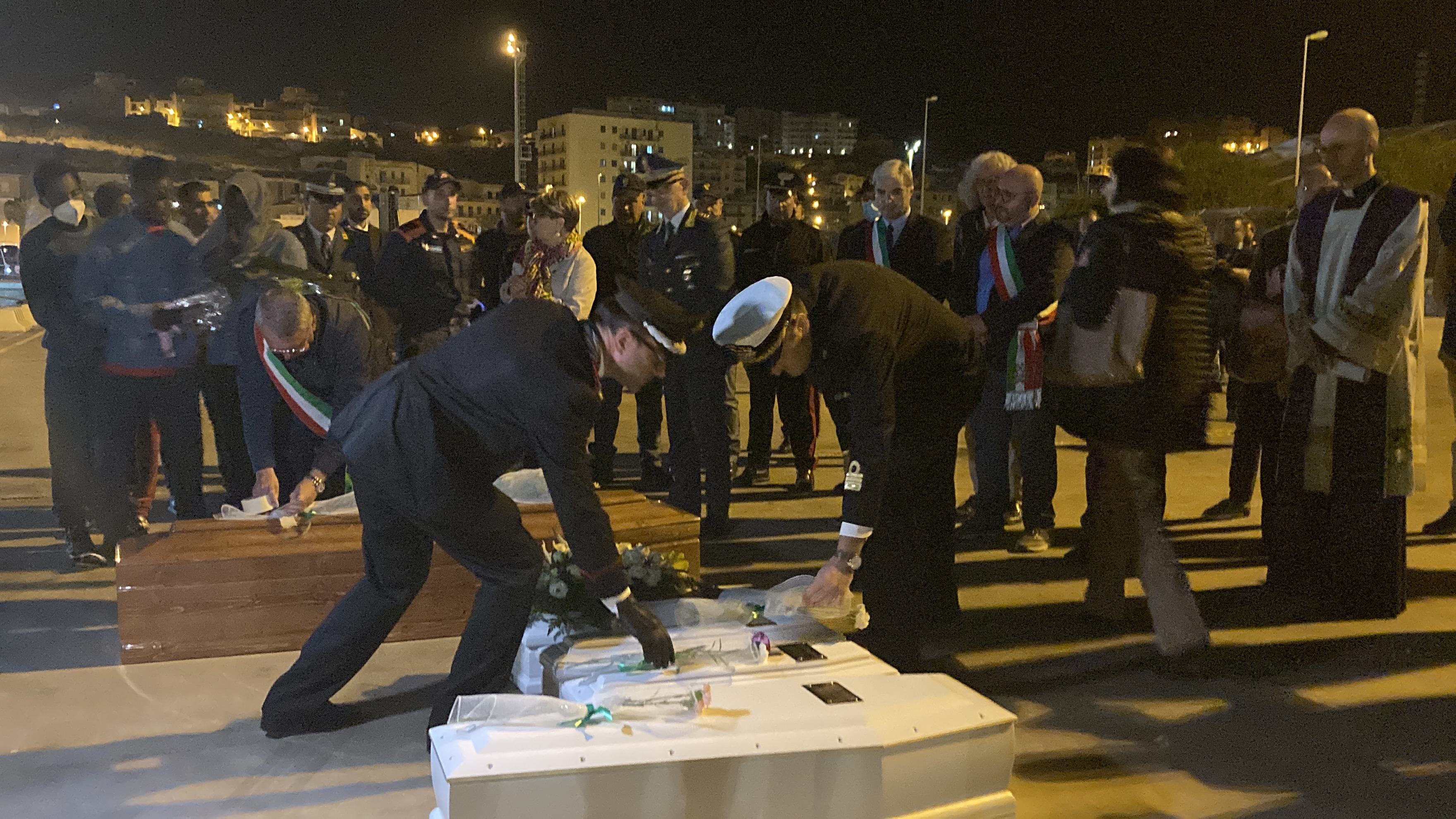 Porto Empedocle accoglie le cinque bare dei migranti: quattro sono di bimbi – VIDEO