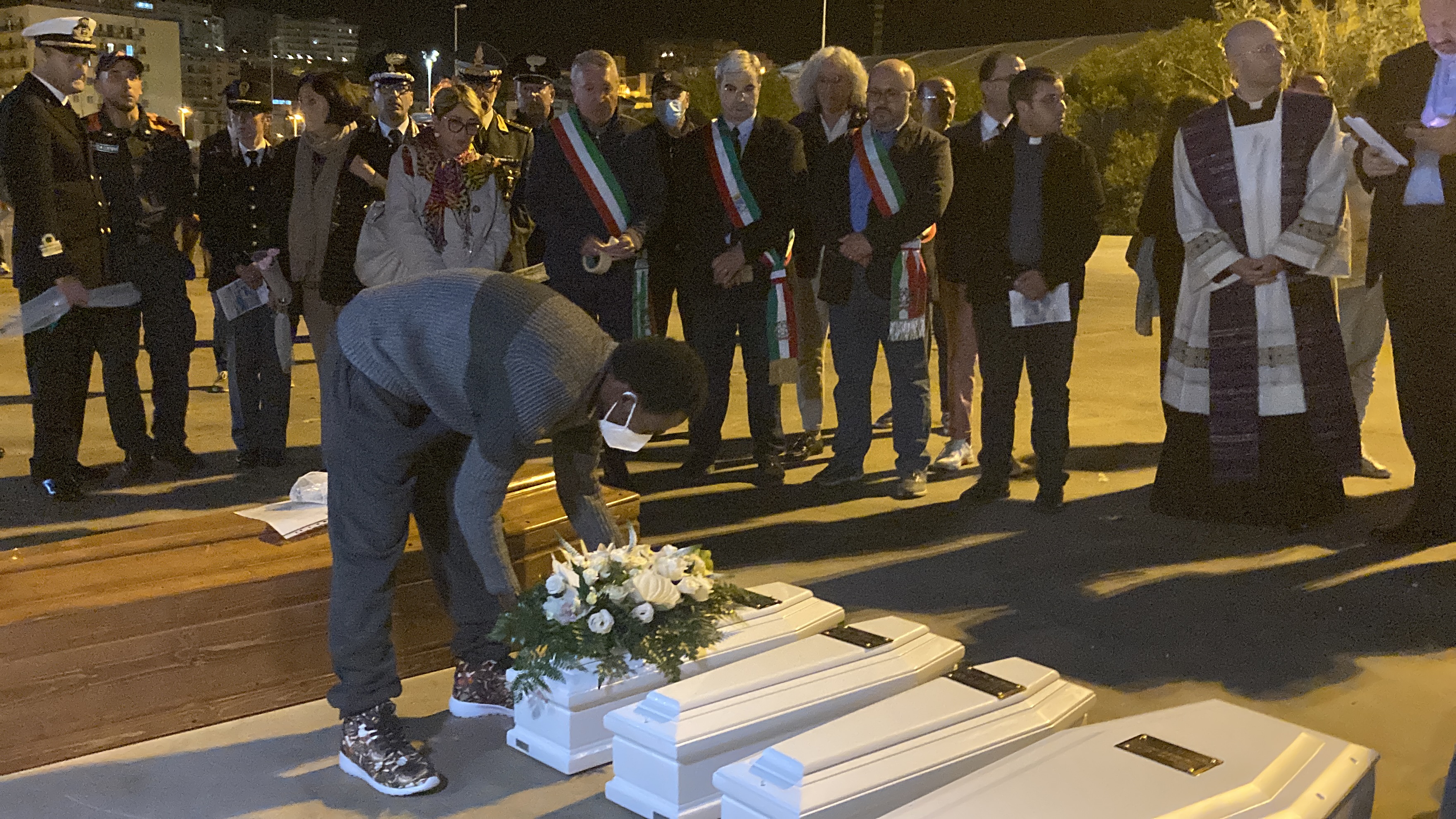 Porto Empedocle accoglie le cinque bare dei migranti: quattro sono di bimbi – VIDEO