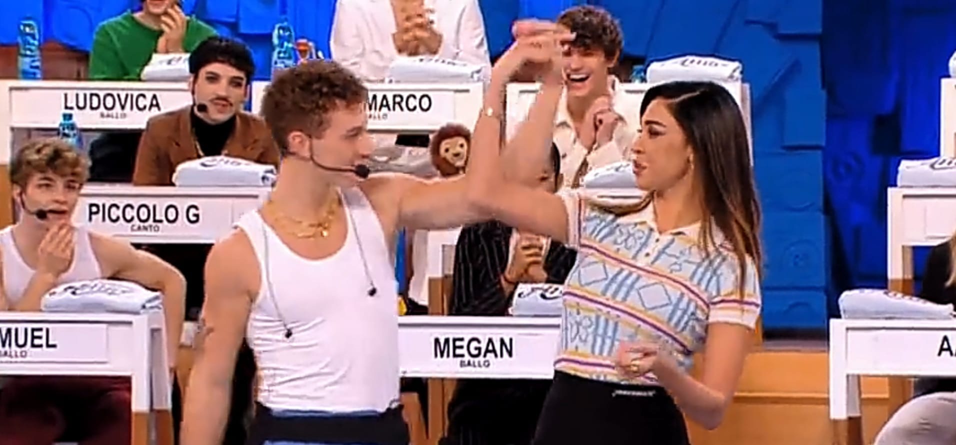 Amici, Wax incontra Belen e le chiede il numero di cellulare