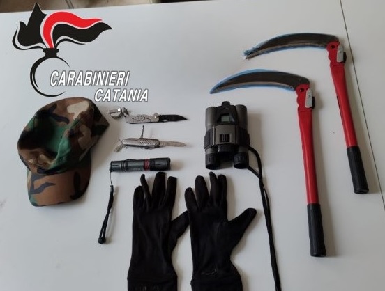 Spia la ex con il binocolo, disposto allontanamento per  34enne “guardone”