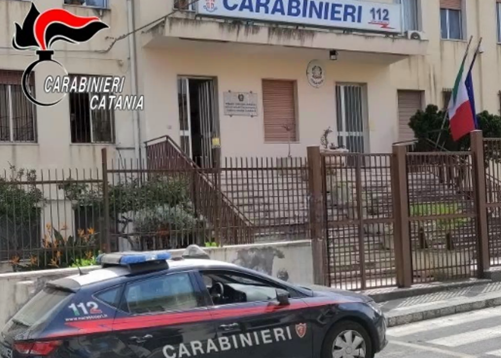 Spaccio di droga nel parcheggio del supermercato: arrestato 20enne nel Catanese