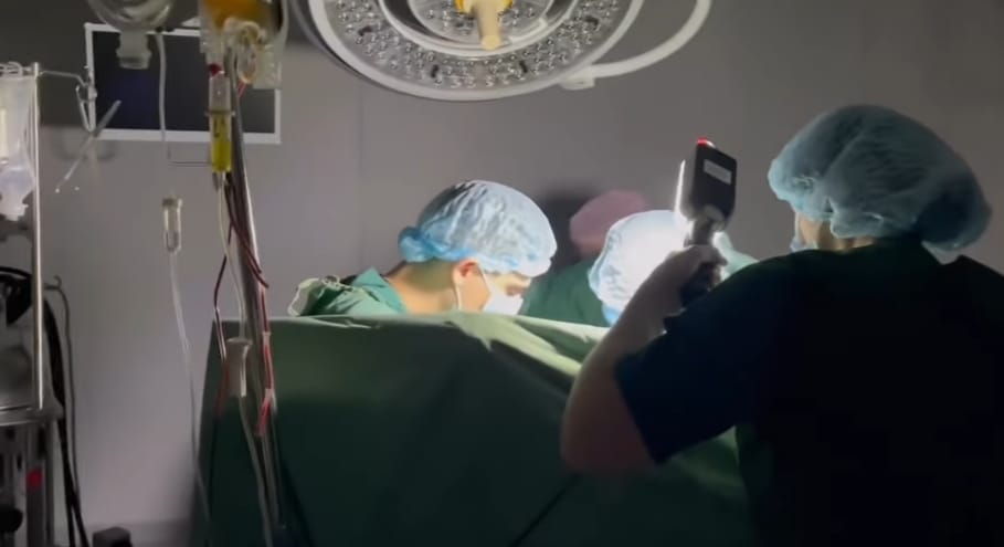 Guerra in Ucraina, città senza luce: chirurghi costretti ad operare con torce