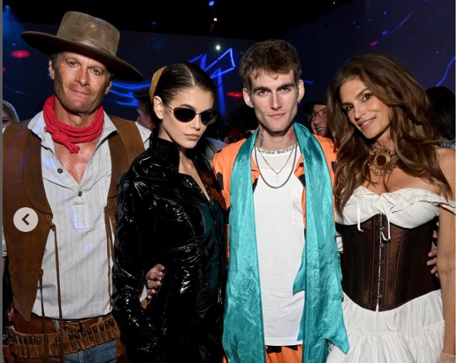 Halloween 2022, dai Ferragnez a Paris Hilton: costumi e feste dei VIP – FOTO