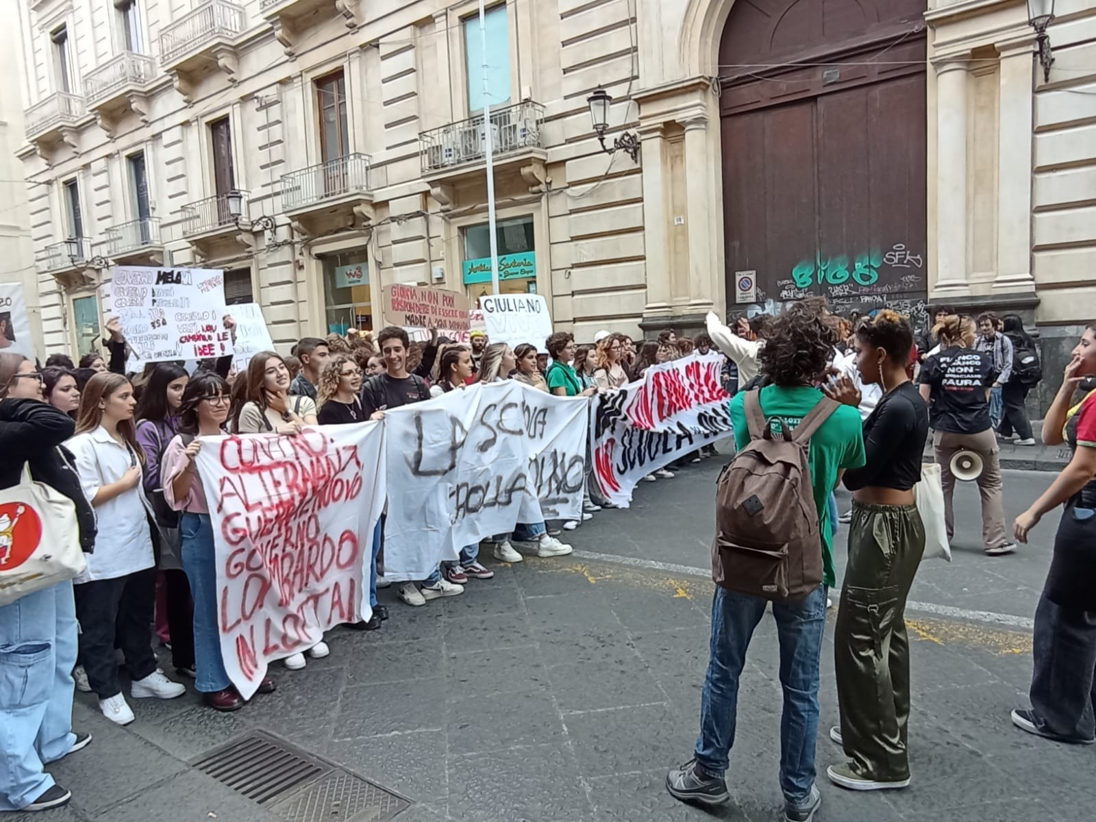 Scuola, sciopero nazionale degli studenti: cori e striscioni a Catania contro il Governo Meloni Scuola, sciopero nazionale degli studenti: cori e striscioni a Catania contro il Governo Meloni