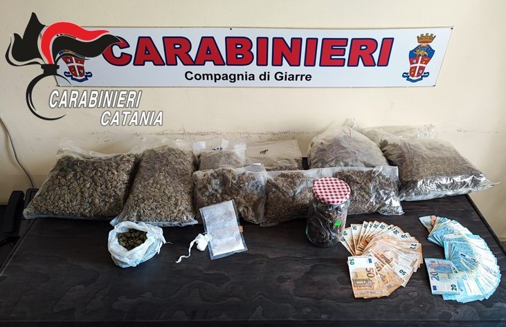 Fugge all’alt dei carabinieri, pusher 18enne fermato mentre trasportava droga: arrestato