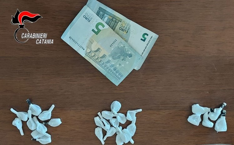 È ai domiciliari ma continua a spacciare, 55enne di Librino beccato dai carabinieri