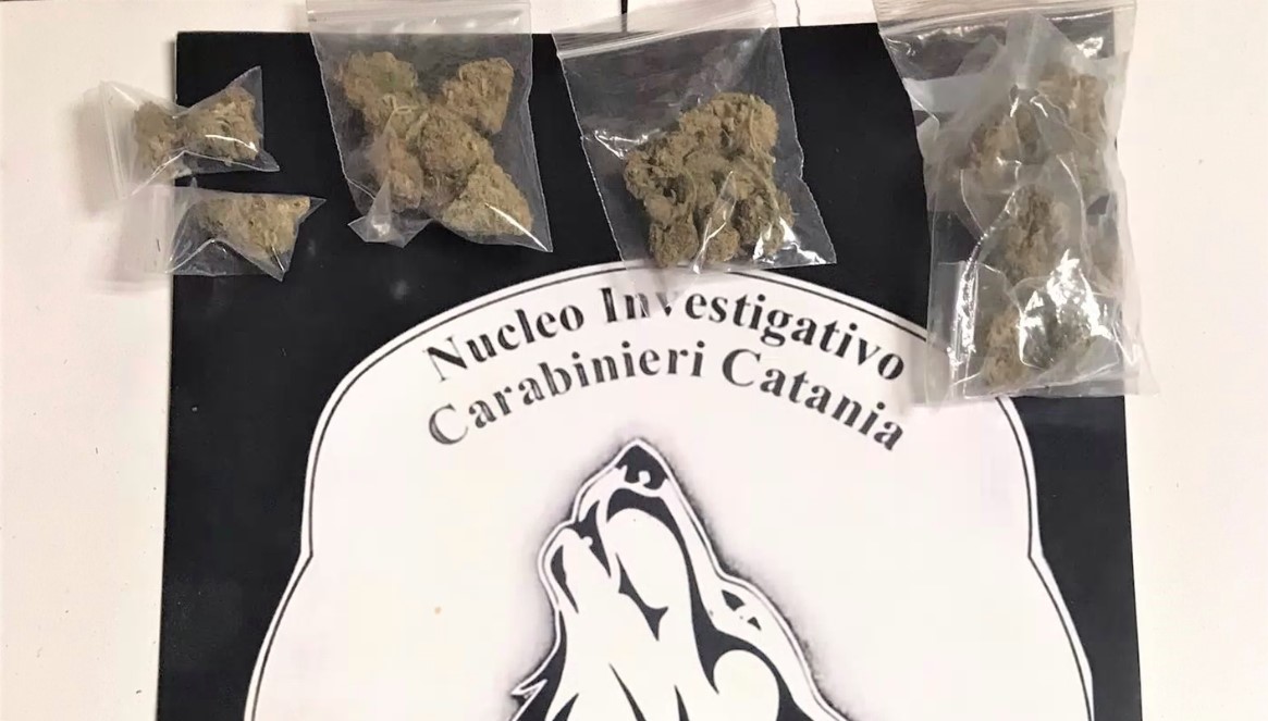 Droga ordinata con il cellulare e “consegna veloce”: un arresto a Picanello