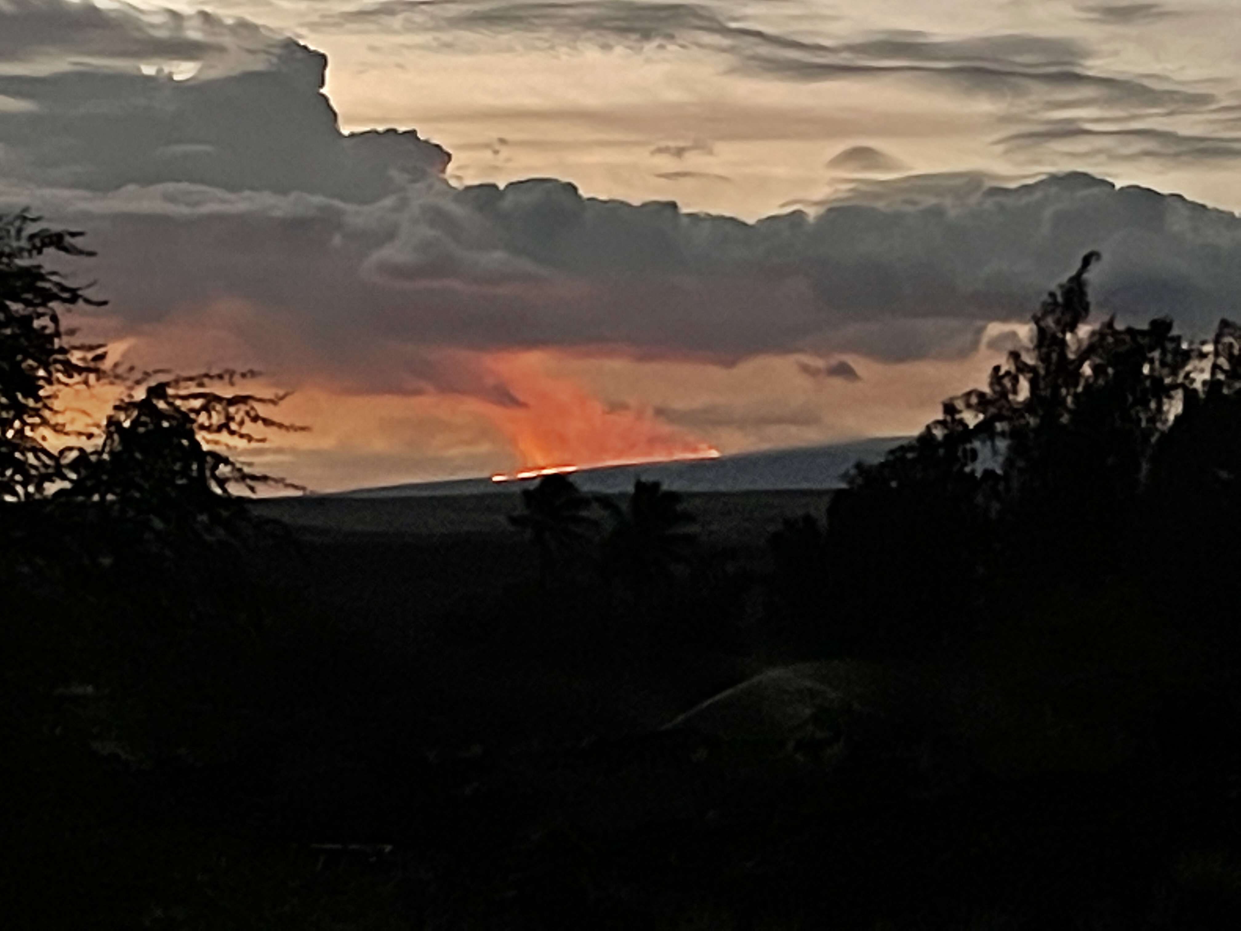 Mauna Loa, spettacolare eruzione del vulcano attivo più grande al mondo – VIDEO e FOTO
