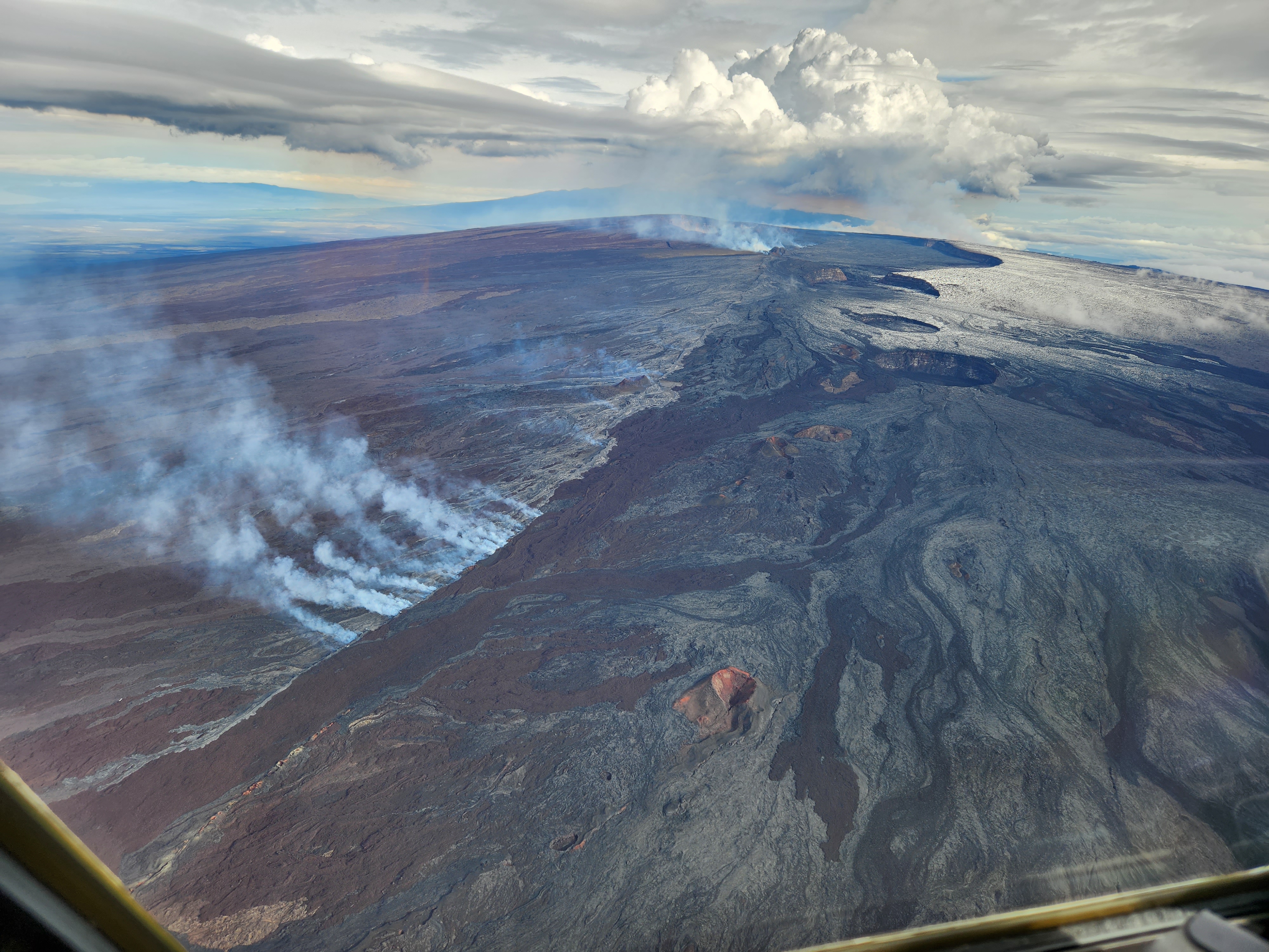 Mauna Loa, spettacolare eruzione del vulcano attivo più grande al mondo – VIDEO e FOTO