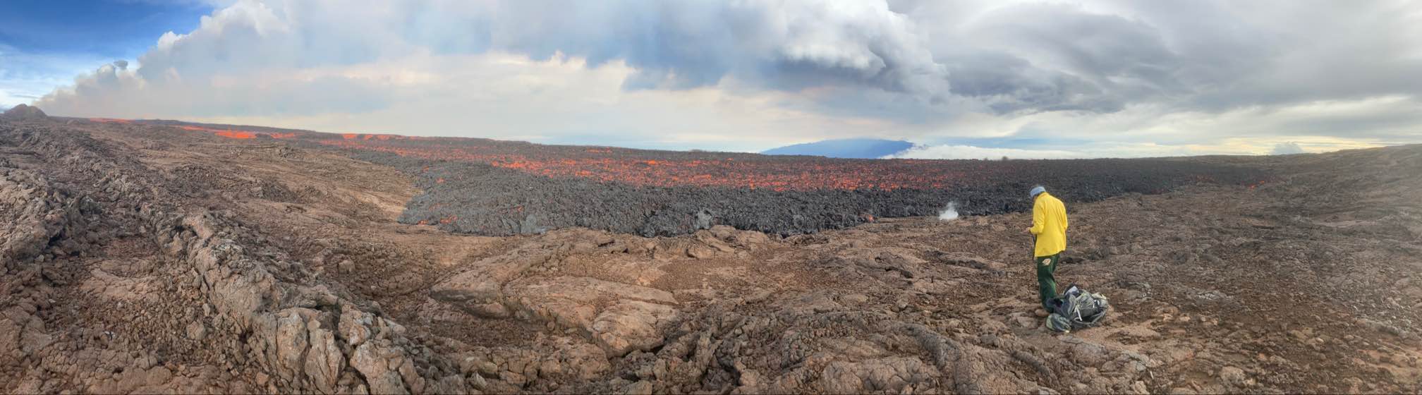 Mauna Loa, spettacolare eruzione del vulcano attivo più grande al mondo – VIDEO e FOTO