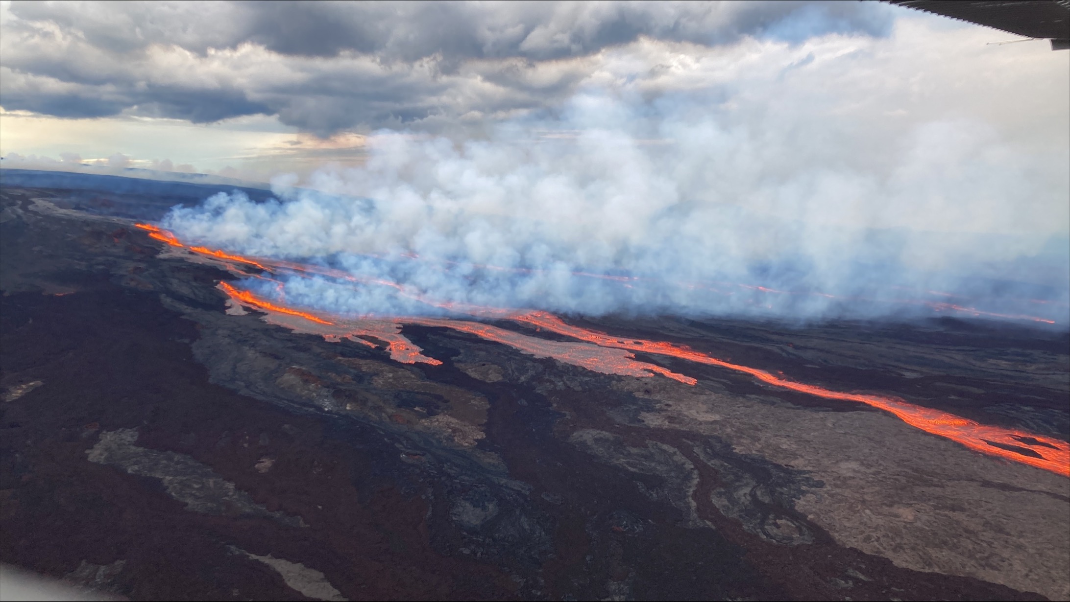Mauna Loa, spettacolare eruzione del vulcano attivo più grande al mondo – VIDEO e FOTO