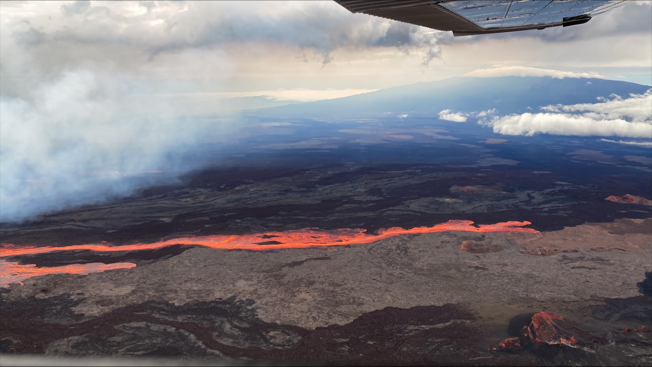 Mauna Loa, spettacolare eruzione del vulcano attivo più grande al mondo – VIDEO e FOTO