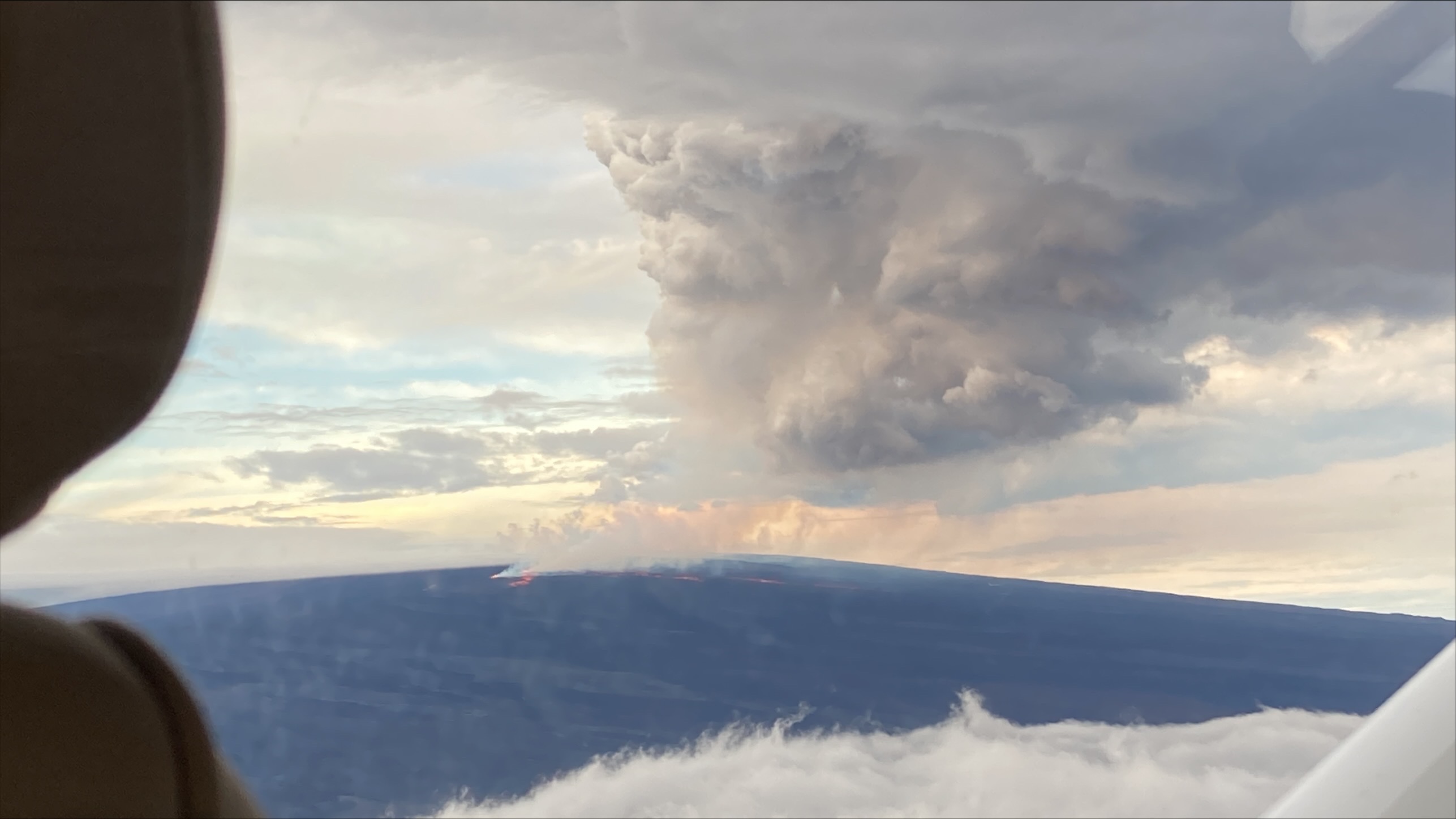Mauna Loa, spettacolare eruzione del vulcano attivo più grande al mondo – VIDEO e FOTO