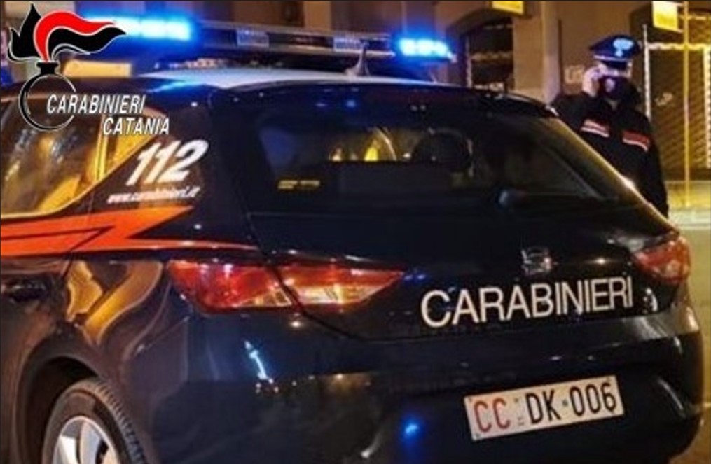Catania, “mano lesta” in un fast food di via Etnea: arrestato 26enne per furto