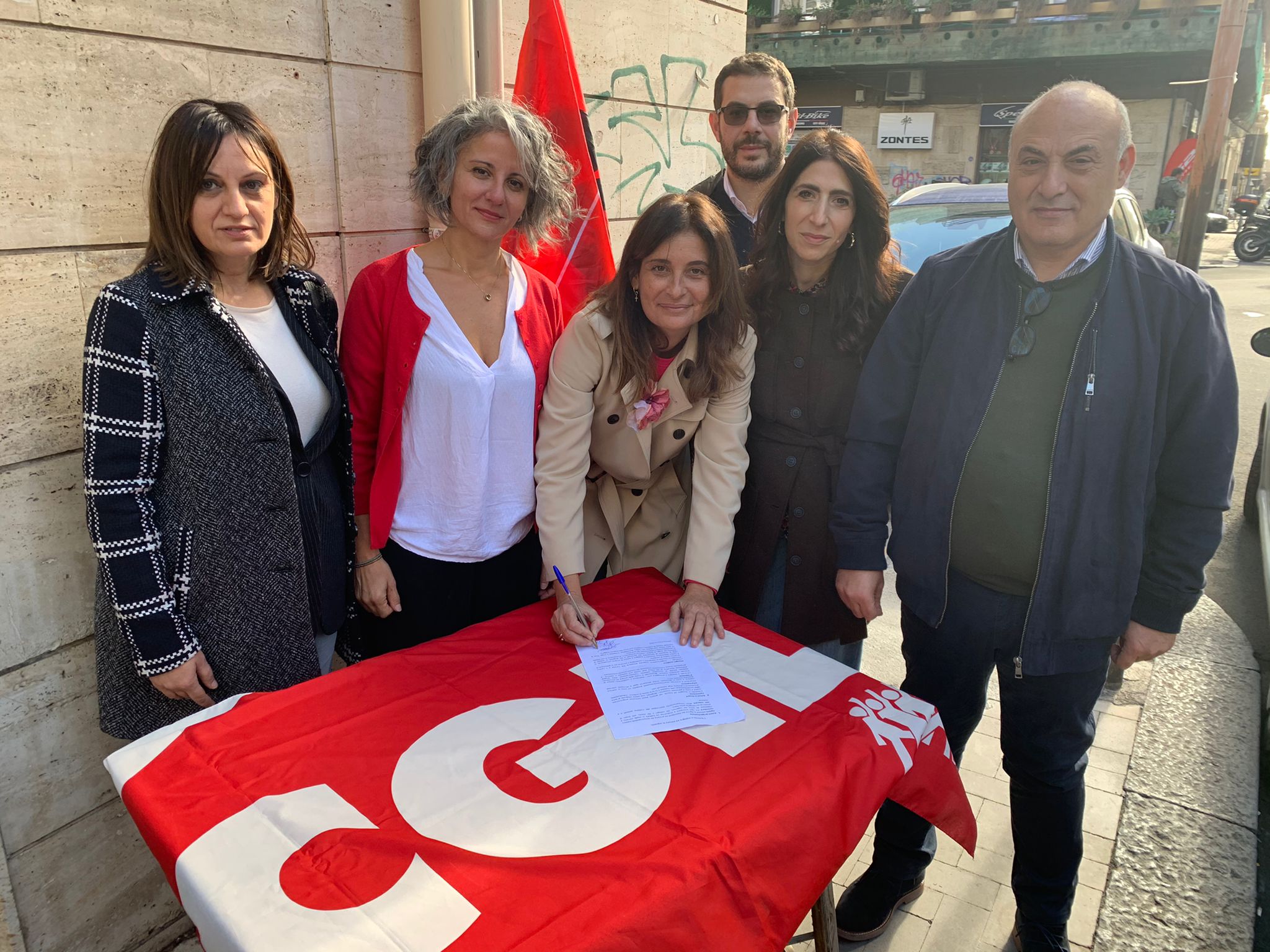 Catania e violenza sulle donne, al panificio scontrino con i numeri di emergenza