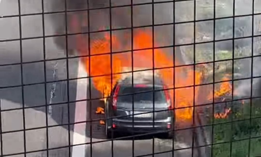 Paura sulla Catania-Messina, auto va a fuoco: il video