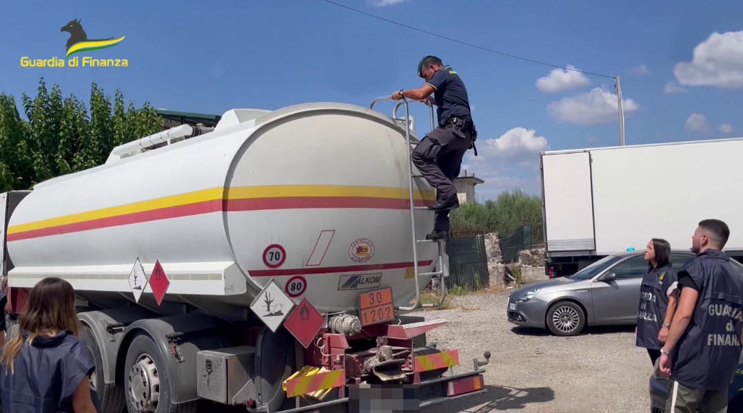 Frode sui carburanti tra Sicilia e Calabria, 13 indagati e sequestro da 25 milioni di euro – VIDEO