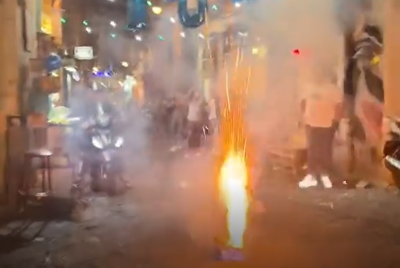 Follia a Napoli, fuochi d’artificio tra le case per i 100mila followers su Tik Tok