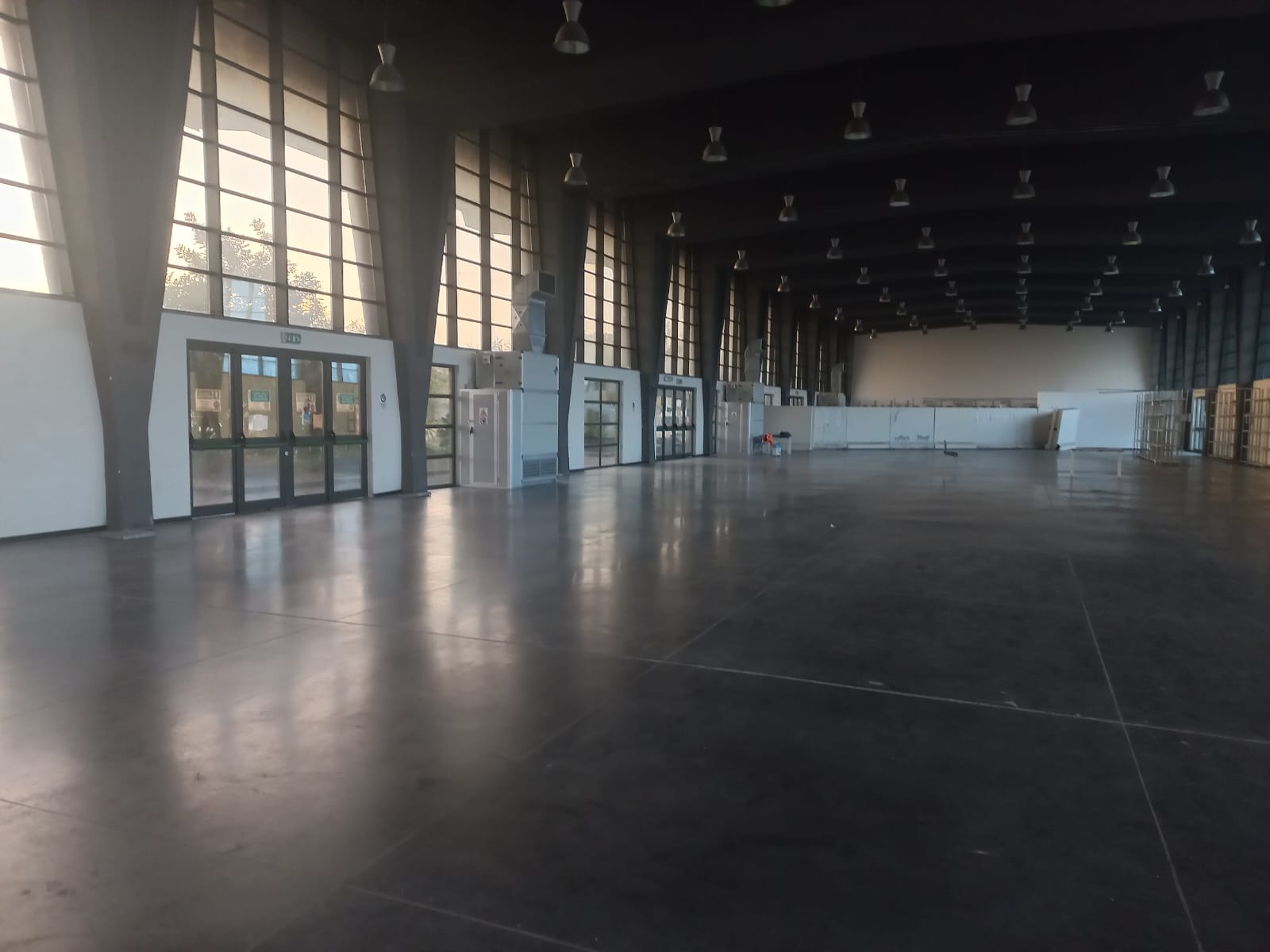 Catania, migranti via dal PalaSpedini: saranno accolti nell’ex hub vaccinale