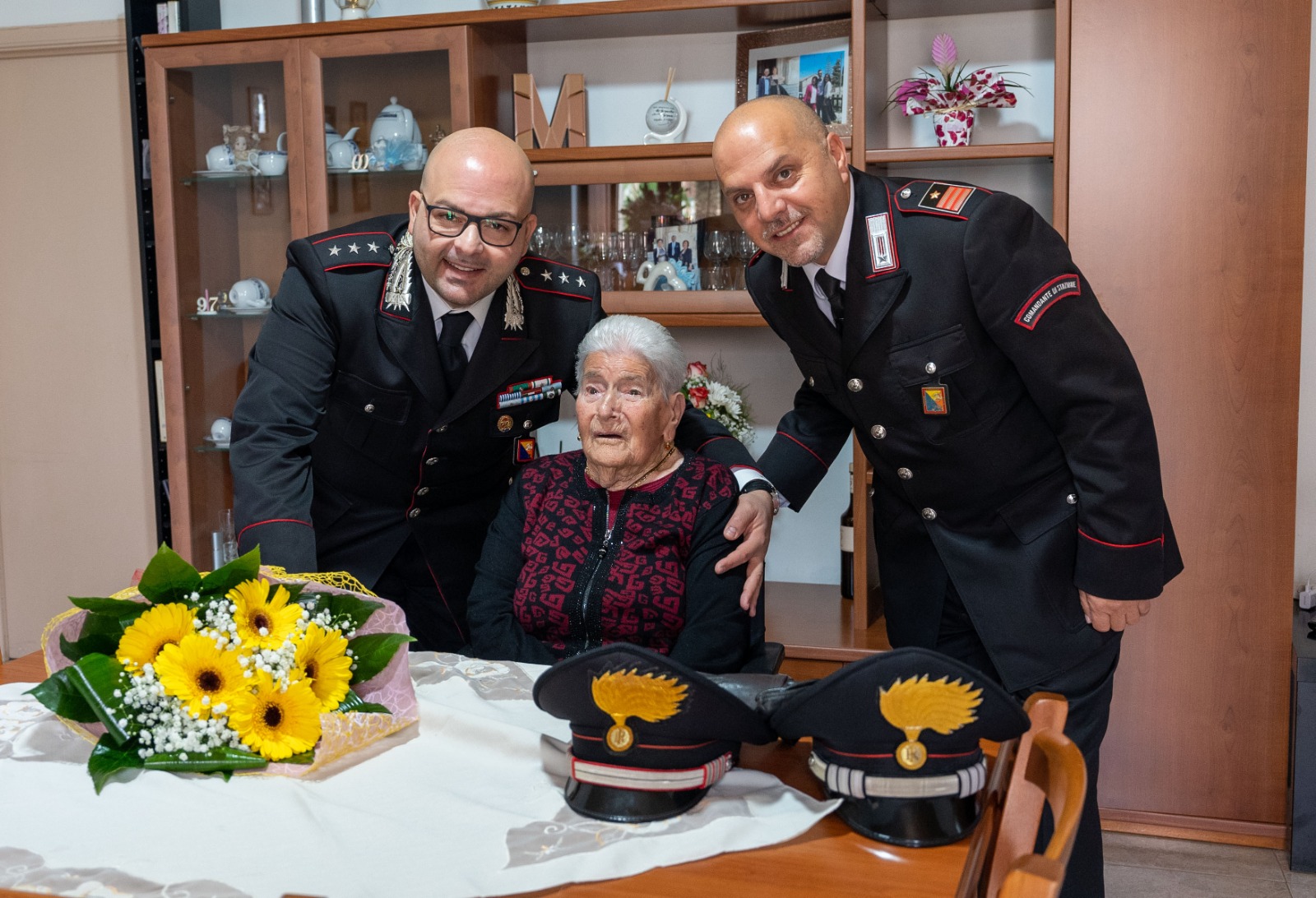 Modica, nonna Giorgia compie 100 e i carabinieri le fanno una sorpresa