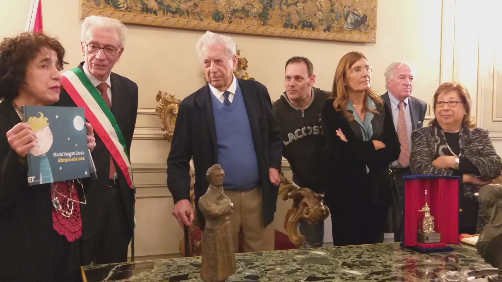 Catania, consegnato l’Elefantino d’argento al premio Nobel Vargas Llosa 