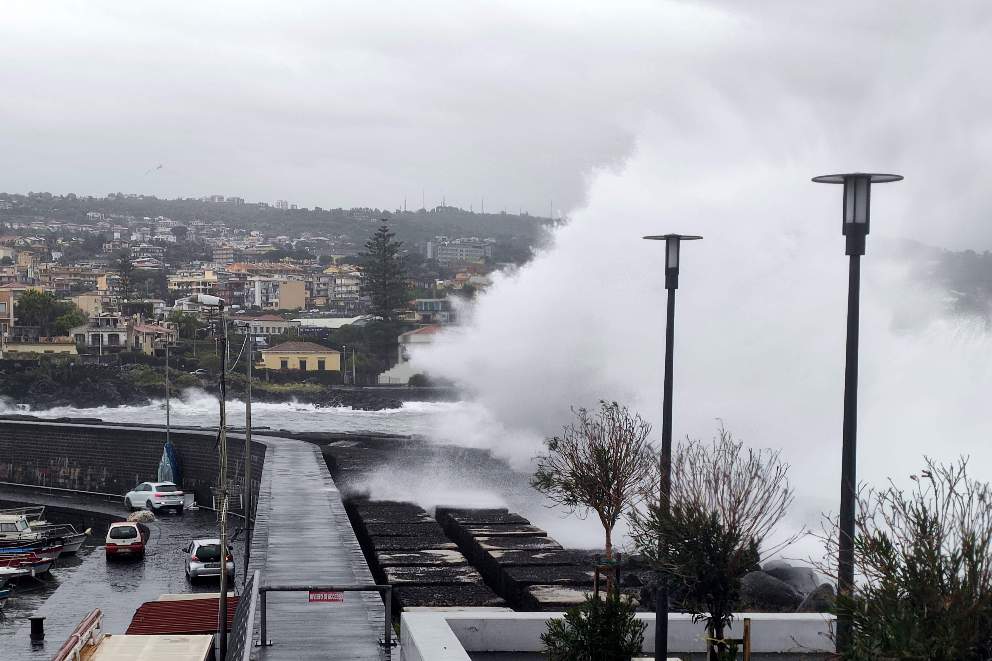 Maltempo in Sicilia: mare in tempesta e danni da Catania a Siracusa, isolate le Eolie