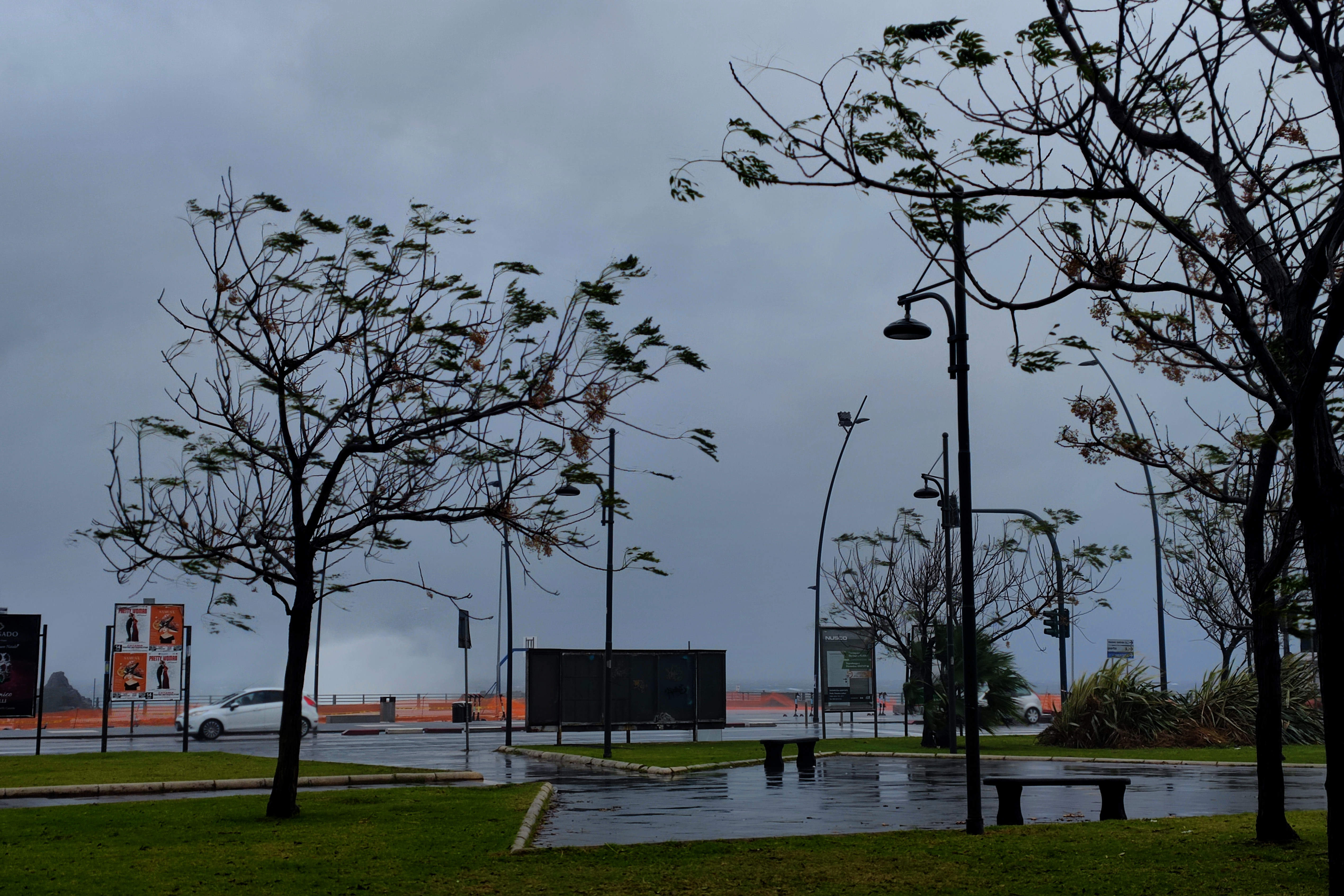 Maltempo in Sicilia: mare in tempesta e danni da Catania a Siracusa, isolate le Eolie
